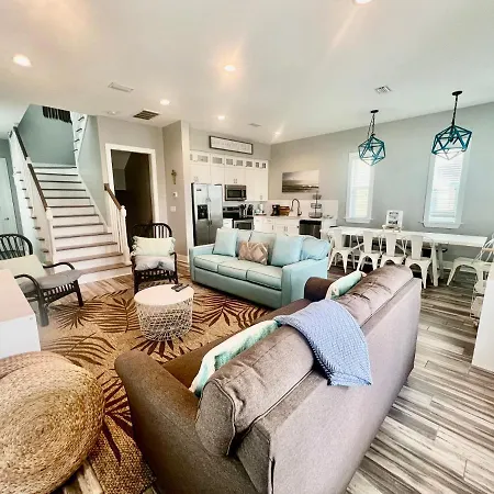 Gorgeous 3 Bedroom Home Across From The Beach With Community Pool